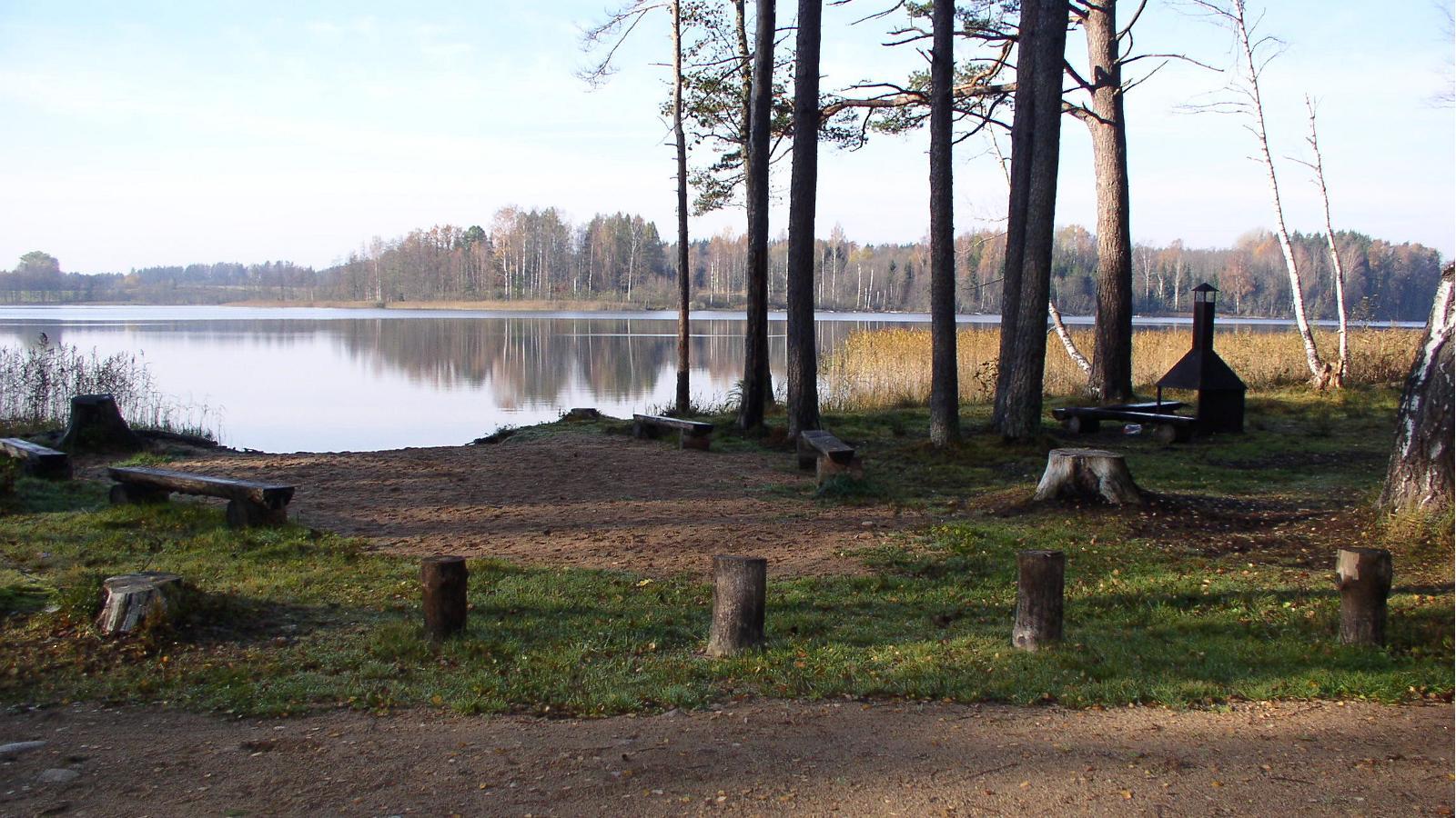 Koorküla Valgjärv ja lõkkekohad