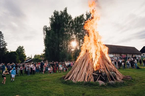 🌿🔥 Selleks korraks on Ülenurmel Kambja valla jaanipidu taas peetud! 🔥🌿